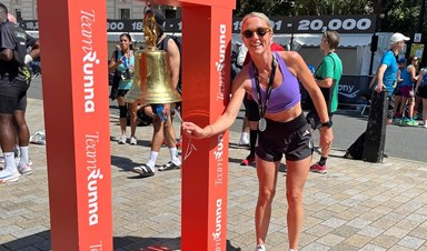 Hannah ringing the PB bell, London 10k 2026