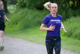 A supporter running to fundraise for the Psoriasis Association